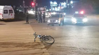 Поворачивал направо: вечером на Зубковой водитель “Фольксвагена” сбил велосипедиста