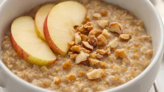 Каждое утро начинаю с "Завтрака Клеопатры": овсянка с яблоком и орехами — заменит булочки