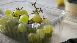 Эта ягода — самая вредная: а мы покупаем ее как лакомство, еще и заставляем детей есть