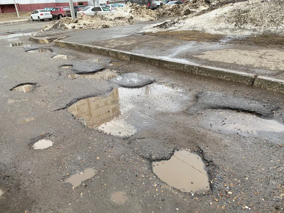 Растаял асфальт: нижнекамцы жалуются на опасную дорогу