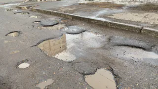 Растаял асфальт: нижнекамцы жалуются на опасную дорогу 