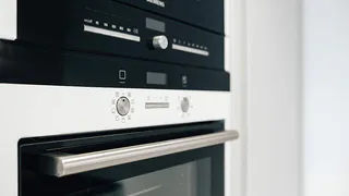 Эффективные способы очистки стекла духовки до блеска