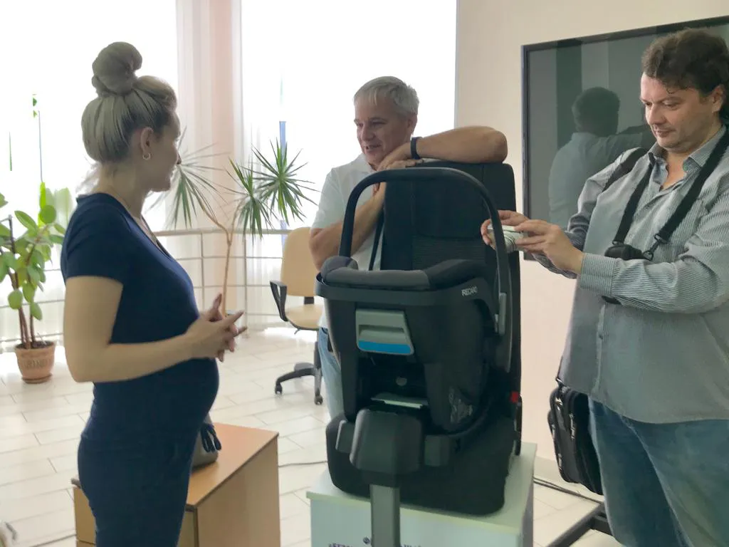 Специалисты обучают рязанских родителей правилам безопасности перевозки детей в автомобилях