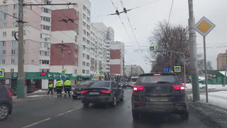 «Проехать можно только по одной полосе»: в Рязани водителей с утра ждут жуткие пробки по ул. Новоселов