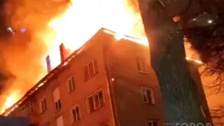 В Челябинской области мать выбросила детей из окна пятого этажа, спасая их от пожара