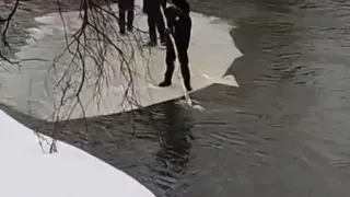 В Челябинской области школьники придумали опасное развлечение: они устроили заплыв на льдине по реке