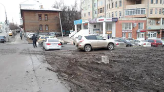 Грязь с рязанских стоянок разносится по всему городу. Фоторепортаж