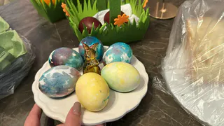 Попробовала сварить яйца по необычному способу — белок стал бежевым, вкус карамельным: теперь делаю так на Пасху