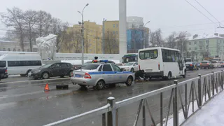 На площади Победы у маршрутки №71 отлетело колесо: фото