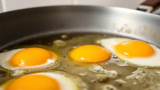 Не сало и не масло: на чём жарят яйца умные хозяйки — запомните правило раз и навсегда