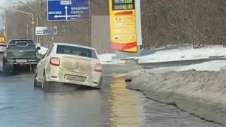 Отличный повод подать в суд: легковушка провалилась в огромную яму на Касимовском шоссе