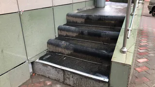 Обезопасили: на ступеньках у банкомата, где погиб человек, появилось резиновое покрытие