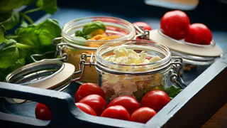 Как быстро и вкусно замариновать лук для шашлыка, салатов и бургеров