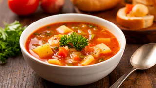 Всеми любимые "Сталинские щи": ведро варишь — и всё равно мало