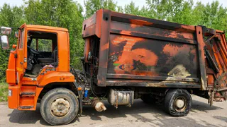На трассе в Коми потушили мусоровоз