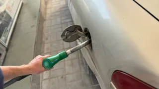 Всегда заливаю до щелчка и спокойно уезжаю — а потом узнал, чем это может обернуться: теперь так не делаю