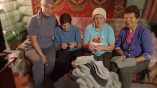 Чувашские волонтеры вяжут носки и делают окопные свечи для бойцов СВО