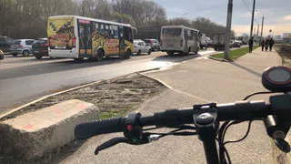 Жалоба на автобусы №8: "Кондукторы указывают, что мне делать с моим телефоном"