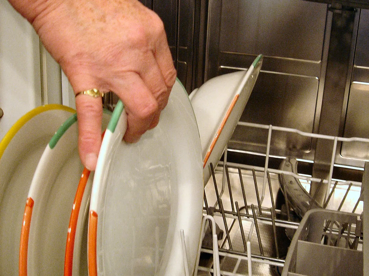 Посуда блестит как новая: эффективный способ мыть жирные сковородки без химии