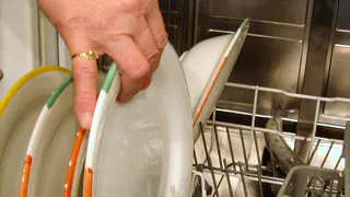 Посуда блестит как новая: эффективный способ мыть жирные сковородки без химии