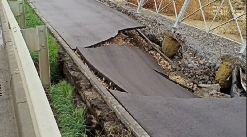 Пензенцам сообщили причину обвала тротуара на улице Бутузова