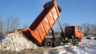 Загрязненный снег сбрасывают в реку Павловку самосвалами