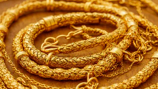 Секрет ювелиров: золото нельзя держать голыми руками. Причина удивит даже тех, кто носит его каждый день