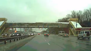 В Рязани у перехода возле ТЦ «Премьер» глыба снега упала на лобовое стекло