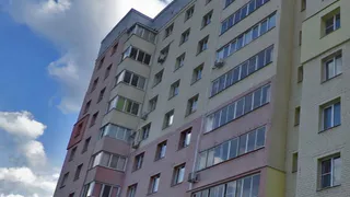 Жива, но травмирована: из окна многоэтажки выпала студентка ФСИН