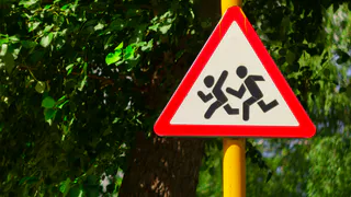 Коммунальщики из Сыктывкара начали избавляться от «танцующих» дорожных знаков