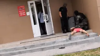 В Рязани задержали мужчину возле мебельного магазина. Видео