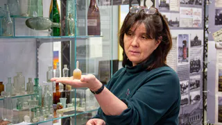 В Челябинске ученые откопали пузырьки с жидкостью, которым больше 130 лет