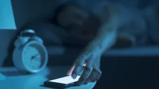 Спать рядом с заряжающимся телефоном опасно для здоровья