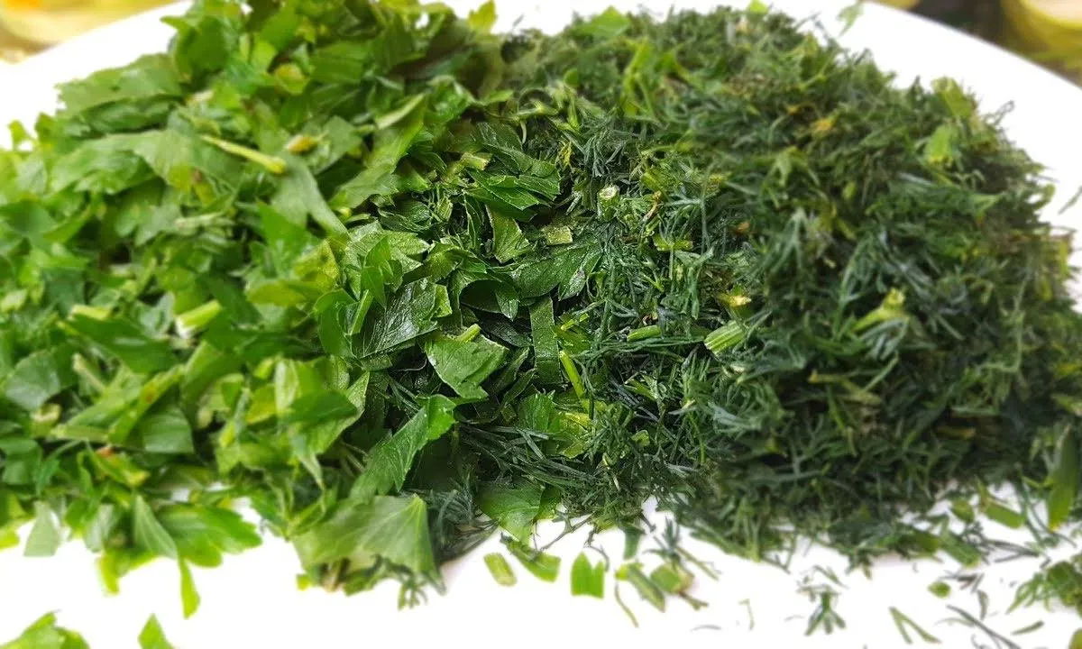 Больше не замораживаю и не сушу зелень: готовлю пикантную приправу из укропа, петрушки и чеснока — не портится годами