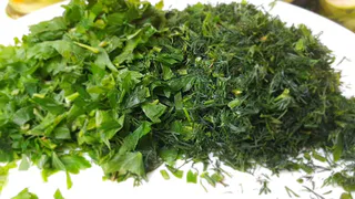 Больше не замораживаю и не сушу зелень: готовлю пикантную приправу из укропа, петрушки и чеснока — не портится годами