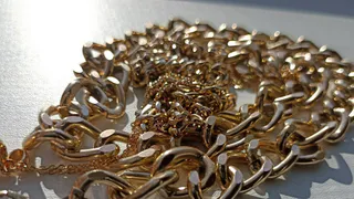 В Коми аферисты заставили школьницу передать семейные ценности курьеру