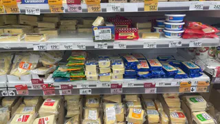 Протестировала новинку из Магнита: сыр в необычной обсыпке. Делюсь впечатлениями о вкусе и качестве