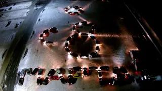 Как автомобилисты поздравляли женщин с 8 марта - видео