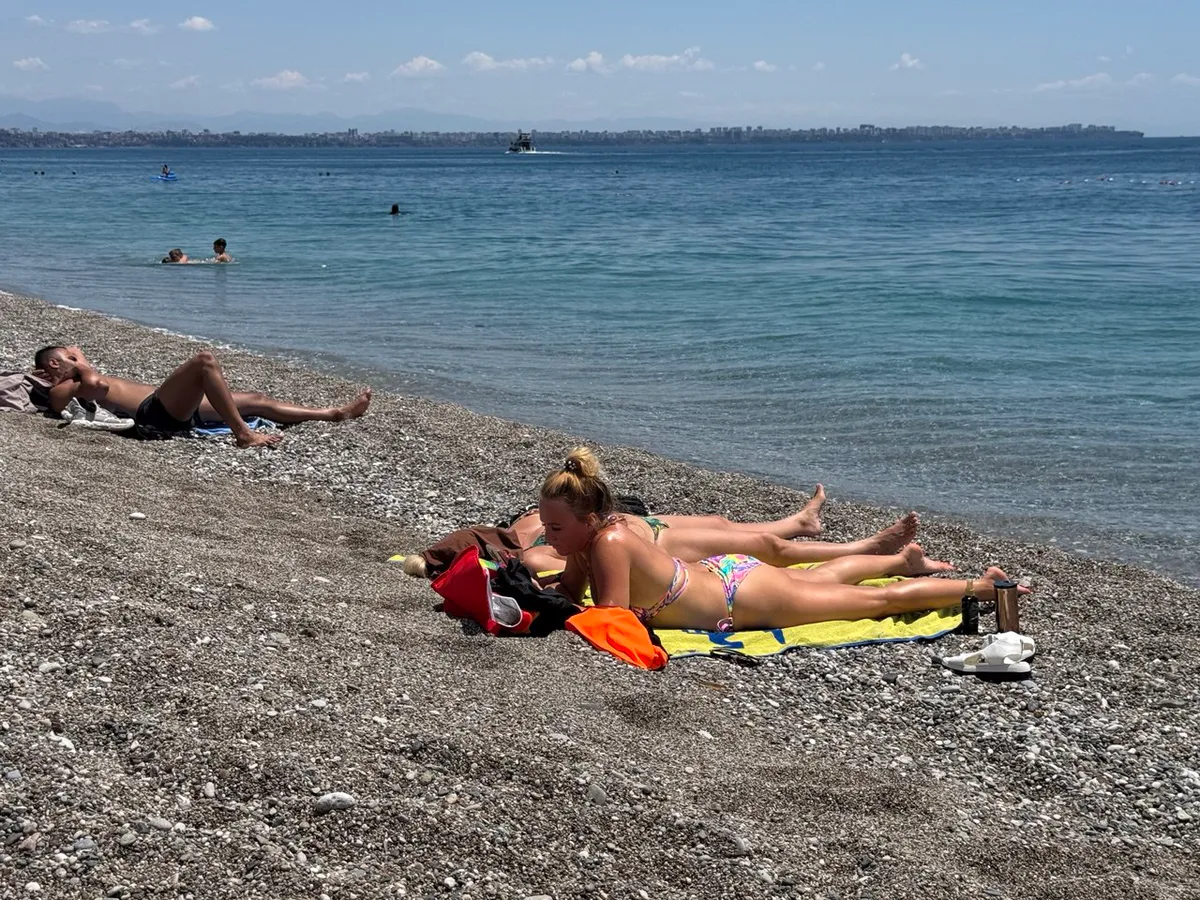 "Купаться невозможно, все сидят на берегу": Черное море преподнесло неприятный сюрприз отдыхающим