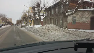 «Горы снега уже занимаю целую полосу», - рязанские водители жалуются на качество уборки парковок от снега