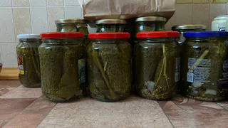 Хрустящие маринованные огурчики в литровой банке: легкий рецепт