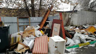 "Мусор вывезут, когда елки станут выкидывать" - жители Гагарина пожаловались на свалку