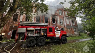 Пожарные ликвидировали огонь в заброшенных казармах в Собинке
