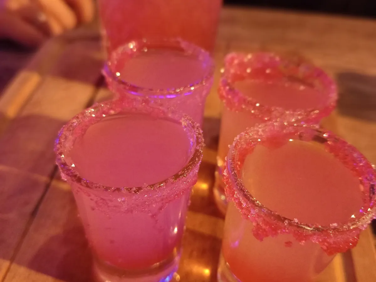 В Челябинской области охранник бара избил и отхлестал ремнем посетителя