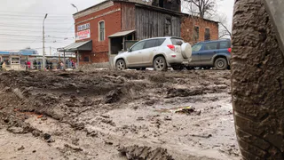 «Потом эта жижа разносится по нашим дорогам»: рязанские водители жалуются на грязное месиво у рынка на Маяковского