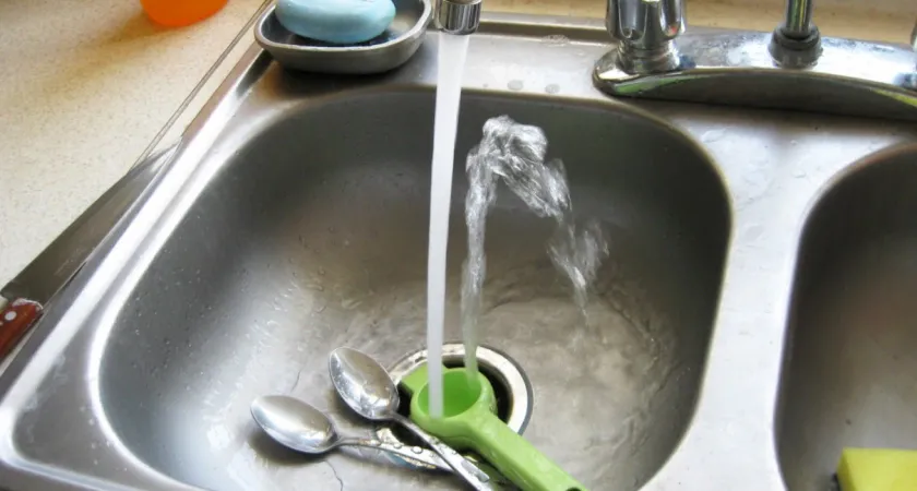 Разрезаю пластиковую бутылку - и любой засор вылетает со свистом: делаю так многие годы - о вантузе забыла