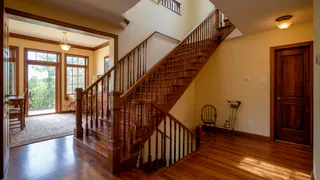 Турки-строители бросают в лак и краску горсть песка - и вот зачем: гениальный и продуманный способ для лестницы