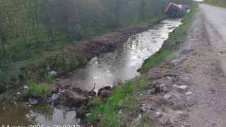 На дороге в Коми опрокинулся нефтевоз: есть ли угроза природе