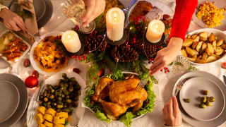 Чтобы задобрить Зеленую Змею и стать богатым поставьте это на новогодний стол 2025  - важные советы по подготовке