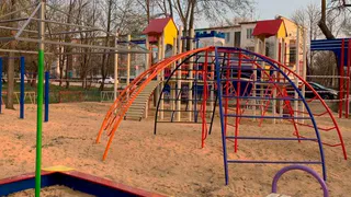 В Татарстане на детской площадке ребенка по пояс затянуло в песок